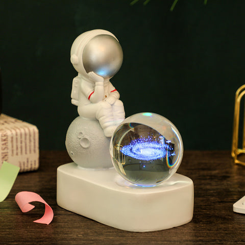 Veilleuse Lumineuse en Résine Créative avec Boule en Cristal et Astronaute