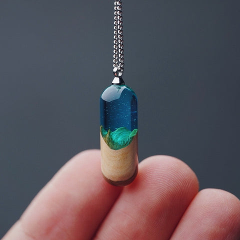 Pendentif fait main en résine et rondin de bois, style capsule temporelle créative