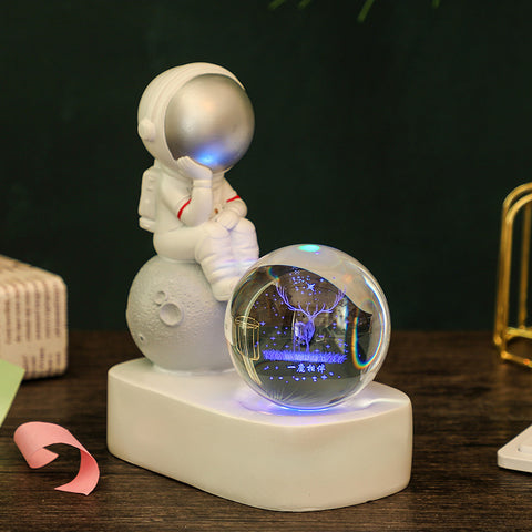 Veilleuse Lumineuse en Résine Créative avec Boule en Cristal et Astronaute