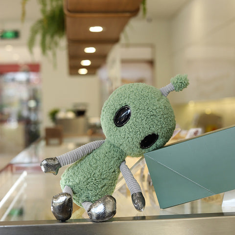 Poupée en peluche extraterrestre