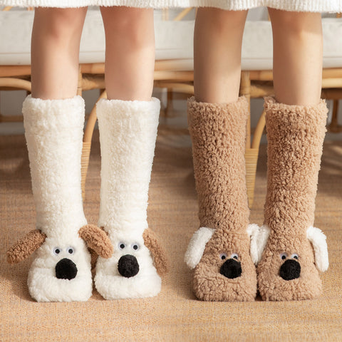 Chaussettes de sol mignonnes en forme de chien de dessin animé chaussettes en peluche antidérapantes chaudes d'hiver pour femmes