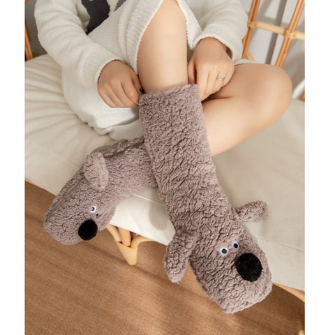 Chaussettes de sol mignonnes en forme de chien de dessin animé chaussettes en peluche antidérapantes chaudes d'hiver pour femmes