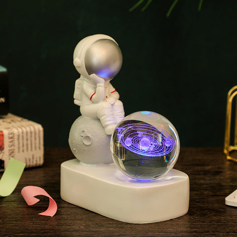 Veilleuse Lumineuse en Résine Créative avec Boule en Cristal et Astronaute