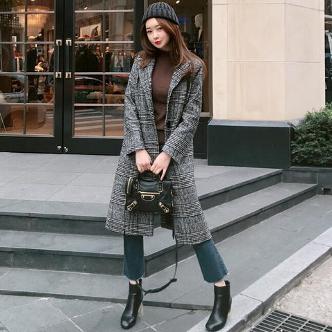 Manteau long à carreaux tricoté et color-block
