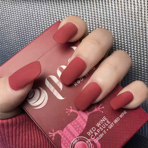 Finished manicure with false nails - Fashionner