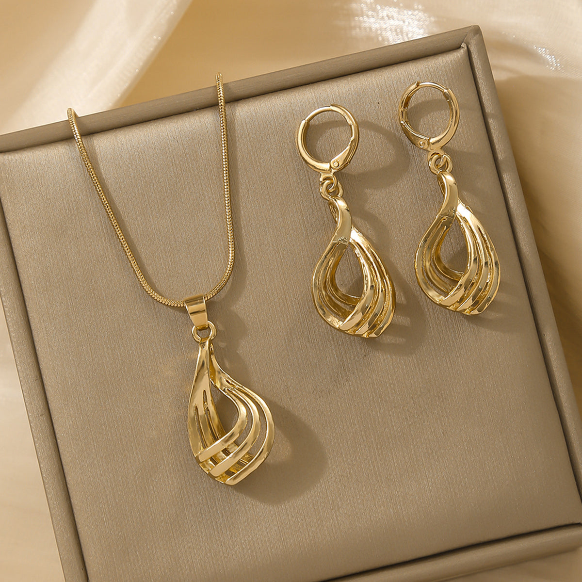 Buy Women'S Creative Round Heart-Shaped Pendant Necklace online at Fashionner.