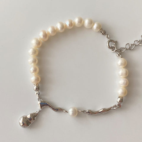 Buy Fashionable Adjustable Pearl-Style Waterdrop Bracelet online at Fashionner.