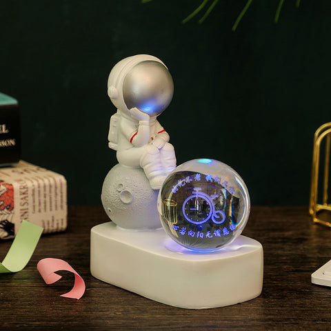 Veilleuse Lumineuse en Résine Créative avec Boule en Cristal et Astronaute