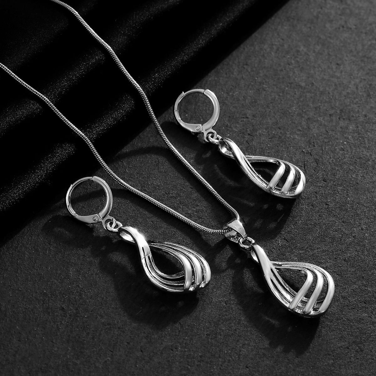 Buy Women'S Creative Round Heart-Shaped Pendant Necklace online at Fashionner.