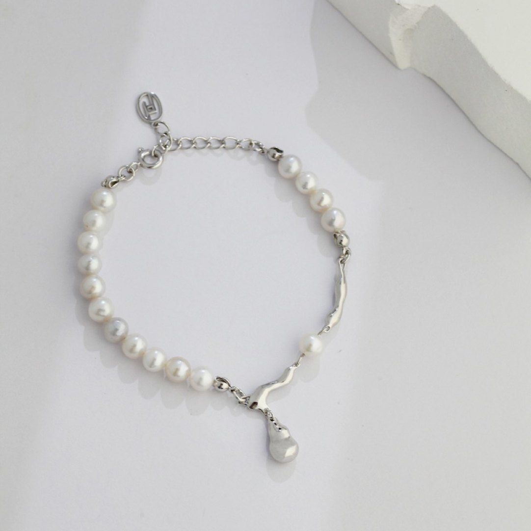 Buy Fashionable Adjustable Pearl-Style Waterdrop Bracelet online at Fashionner.