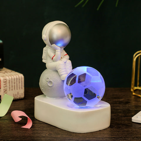 Veilleuse Lumineuse en Résine Créative avec Boule en Cristal et Astronaute