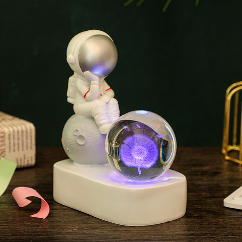 Veilleuse Lumineuse en Résine Créative avec Boule en Cristal et Astronaute