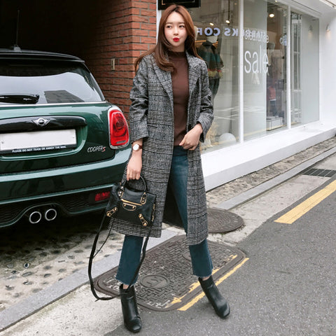 Manteau long à carreaux tricoté et color-block