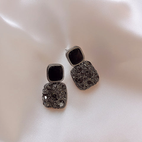 Boucles d'oreilles clous géométriques en forme de cube orné de strass, tendance et élégantes