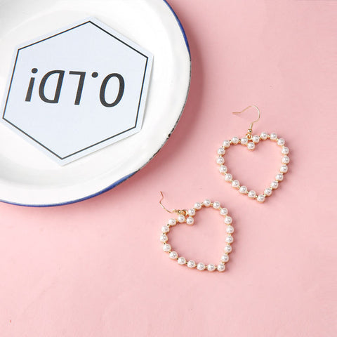 Boucles d'oreilles pendantes cœurs de pêche perlés mignonnes