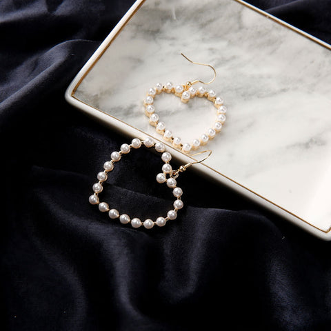 Boucles d'oreilles pendantes cœurs de pêche perlés mignonnes