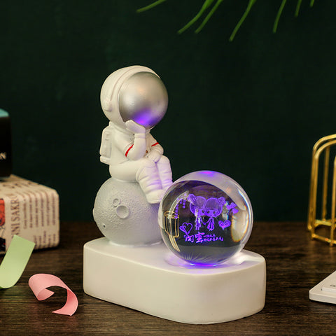 Veilleuse Lumineuse en Résine Créative avec Boule en Cristal et Astronaute