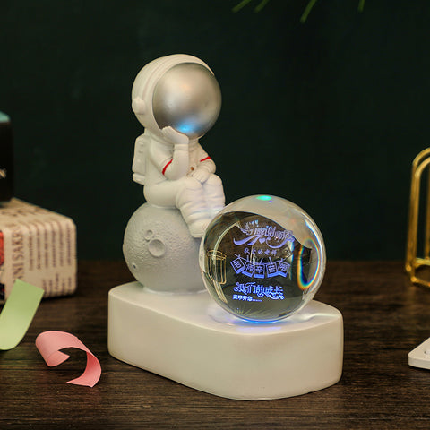 Veilleuse Lumineuse en Résine Créative avec Boule en Cristal et Astronaute