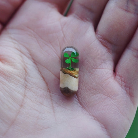 Pendentif fait main en résine et rondin de bois, style capsule temporelle créative