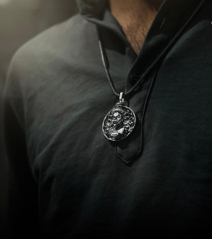 Chaîne argentée pour homme avec pendentif Hanuman