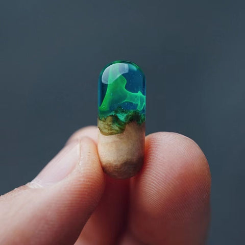 Pendentif fait main en résine et rondin de bois, style capsule temporelle créative