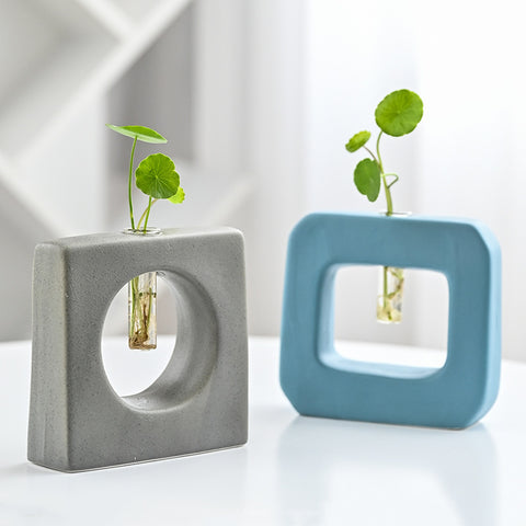 Aménagements d'intérieur nordiques avec placements de fleurs hydroponiques géométriques