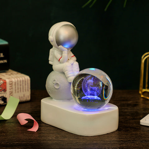 Veilleuse Lumineuse en Résine Créative avec Boule en Cristal et Astronaute
