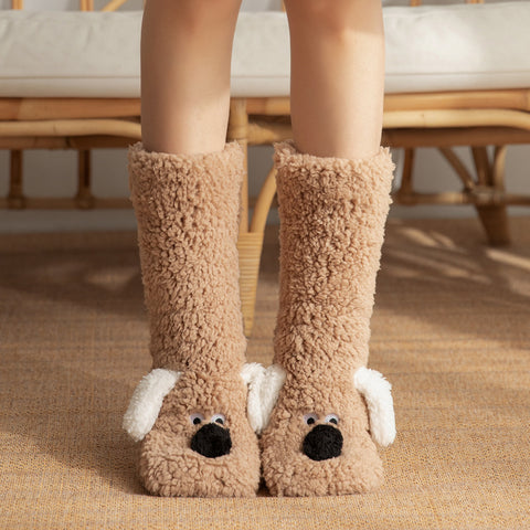 Chaussettes de sol mignonnes en forme de chien de dessin animé chaussettes en peluche antidérapantes chaudes d'hiver pour femmes