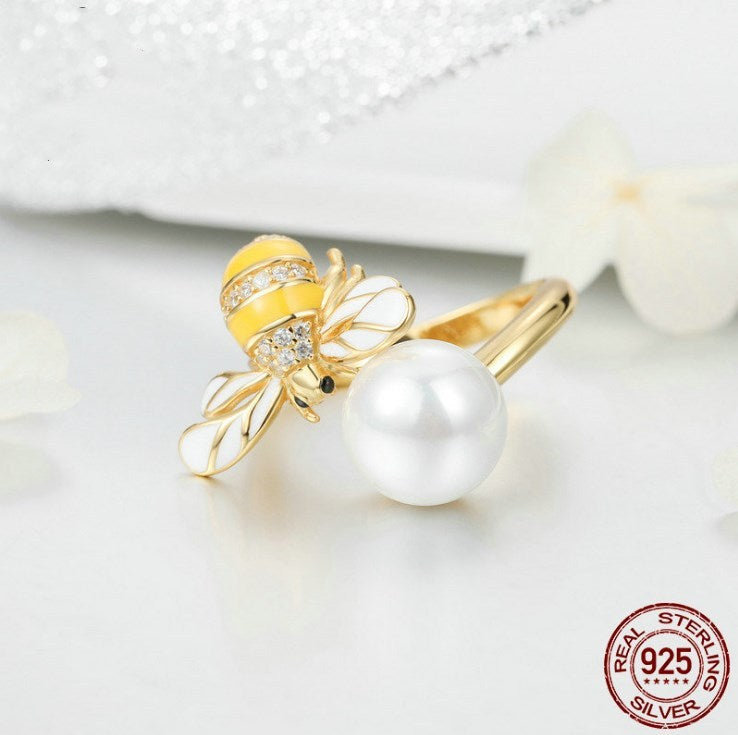 Bee-studded lady ring