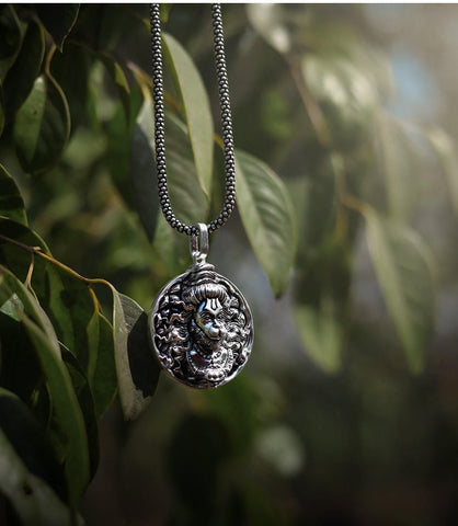 Chaîne argentée pour homme avec pendentif Hanuman