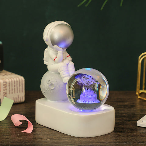 Veilleuse Lumineuse en Résine Créative avec Boule en Cristal et Astronaute