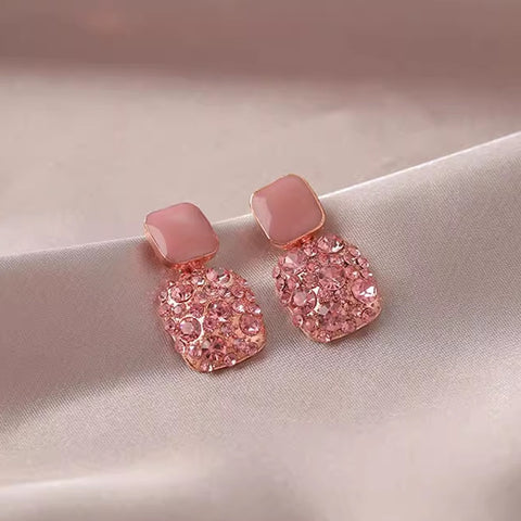 Boucles d'oreilles clous géométriques en forme de cube orné de strass, tendance et élégantes