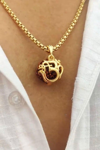 Pendentif Om Rudraksha avec chaîne