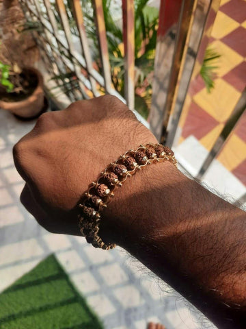 Authentique bracelet moderne Rudraksha Paanch Mukhi avec placage or.
