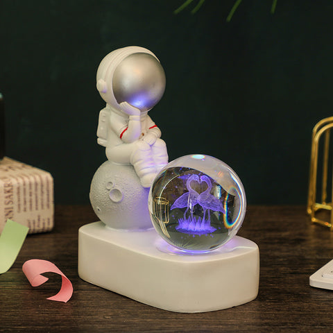 Veilleuse Lumineuse en Résine Créative avec Boule en Cristal et Astronaute