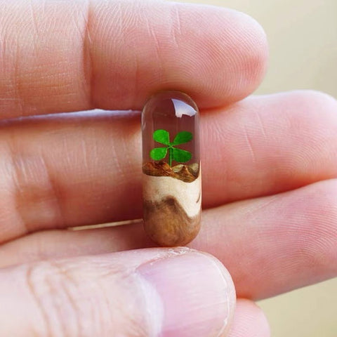 Pendentif fait main en résine et rondin de bois, style capsule temporelle créative
