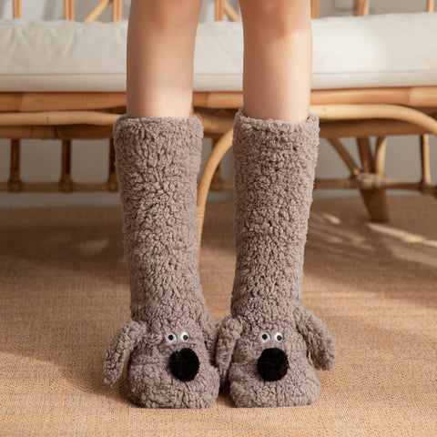 Chaussettes de sol mignonnes en forme de chien de dessin animé chaussettes en peluche antidérapantes chaudes d'hiver pour femmes