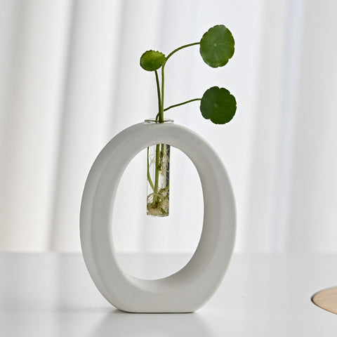 Aménagements d'intérieur nordiques avec placements de fleurs hydroponiques géométriques