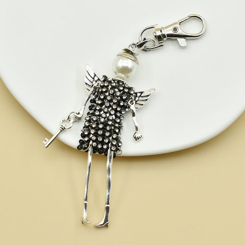 Porte-clés pour femme, pendentif de sac à main fait à la main avec personnage de dessin animé