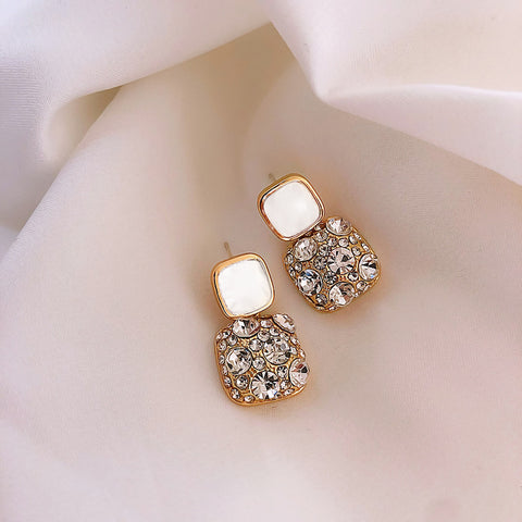 Boucles d'oreilles clous géométriques en forme de cube orné de strass, tendance et élégantes