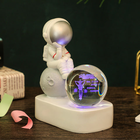 Veilleuse Lumineuse en Résine Créative avec Boule en Cristal et Astronaute