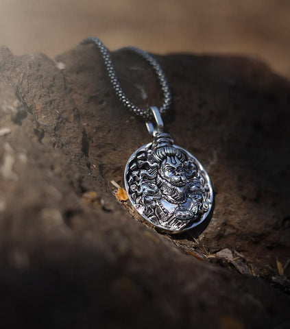 Chaîne argentée pour homme avec pendentif Hanuman