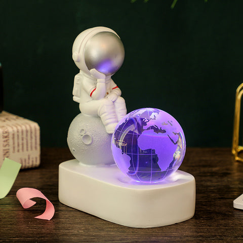Veilleuse Lumineuse en Résine Créative avec Boule en Cristal et Astronaute
