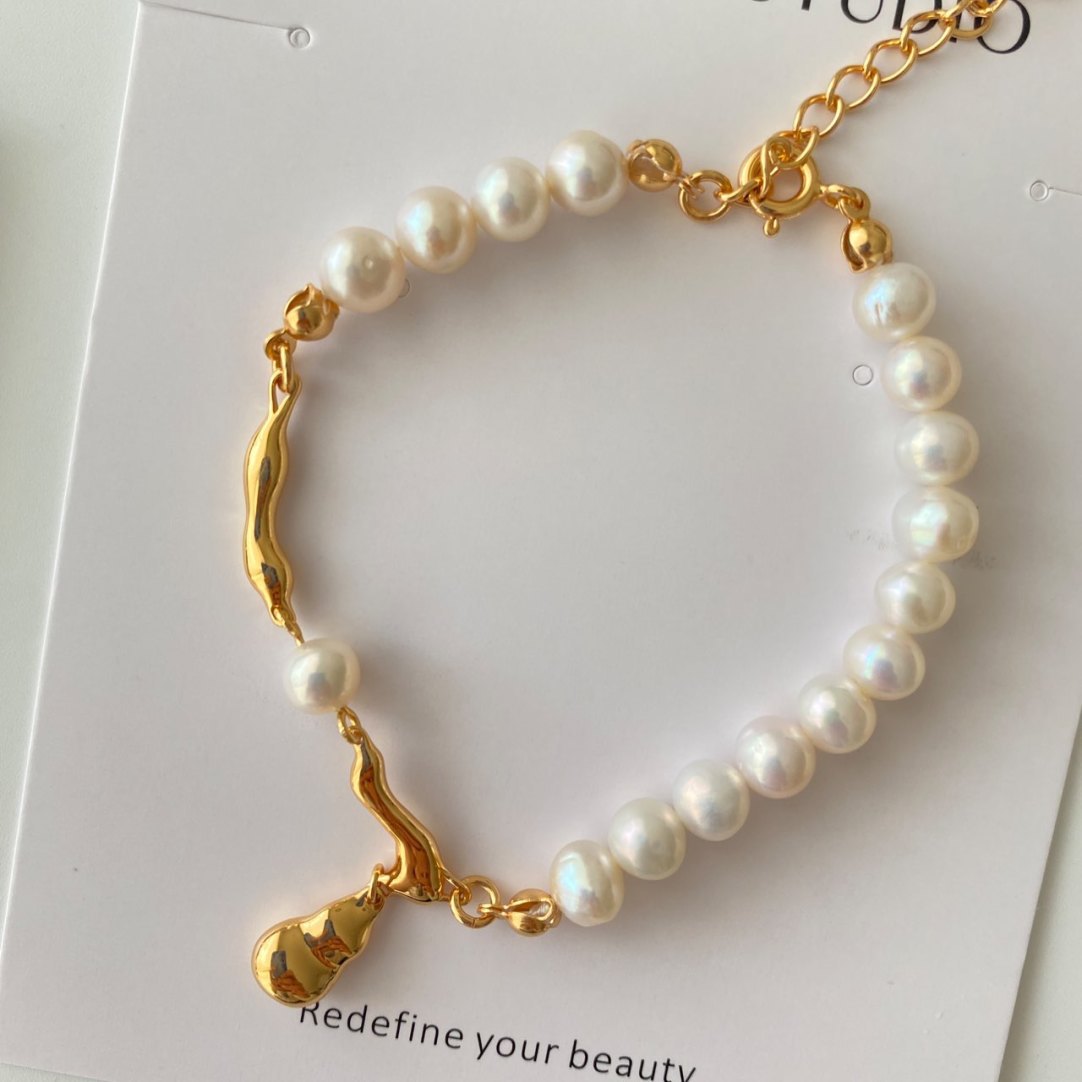 Buy Fashionable Adjustable Pearl-Style Waterdrop Bracelet online at Fashionner.