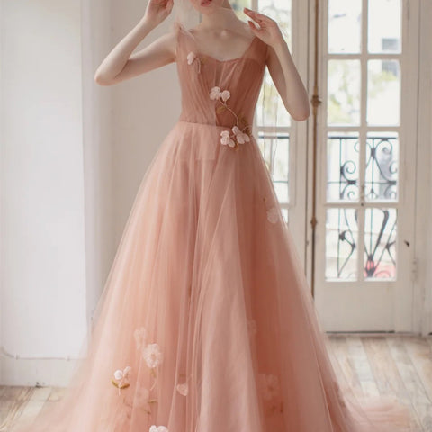 Robes de soirée pour femmes : élégance et distinction