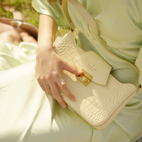 Women's Simple Fashion Underarm Baguette Handbags - Fashionner