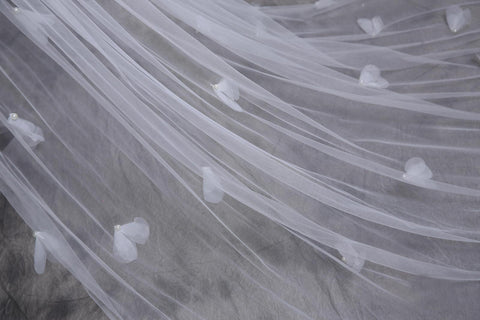 Robe de mariée et voile de mariée