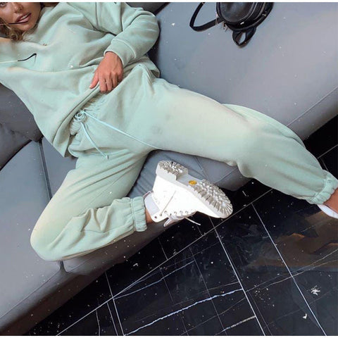 Ensemble sweat à capuche deux pièces de couleur unie pour femmes, style athleisure.