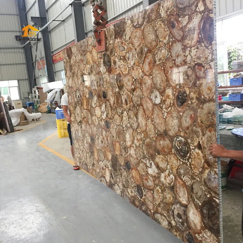 Comptoir sur mesure en bois pétrifié brun naturel – Dalle de bois fossilisé de qualité supérieure