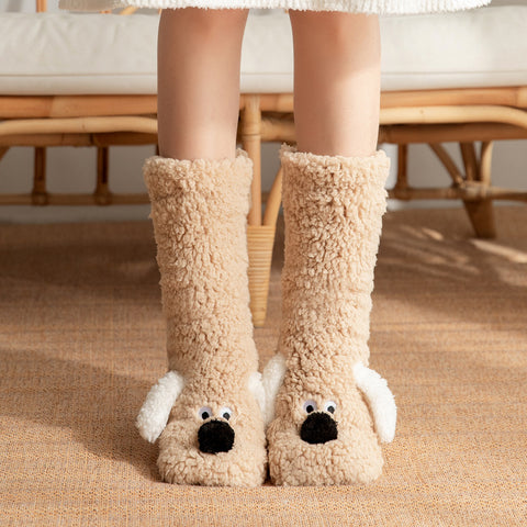 Chaussettes de sol mignonnes en forme de chien de dessin animé chaussettes en peluche antidérapantes chaudes d'hiver pour femmes